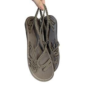 New Plaka. Palm Leaf Flat Women's Sandals Size 7